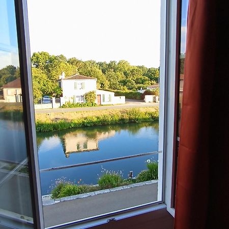 Au Bord De L'Eau Coulon Apartamento Exterior foto