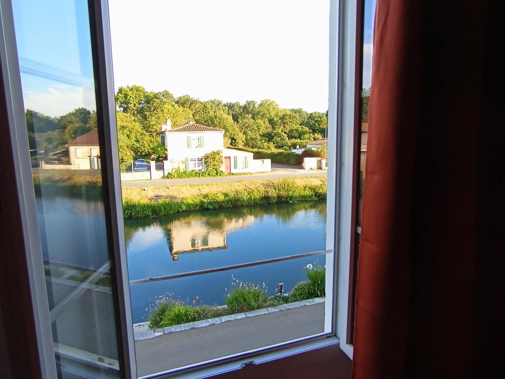 Au Bord De L'Eau Coulon Apartamento Exterior foto